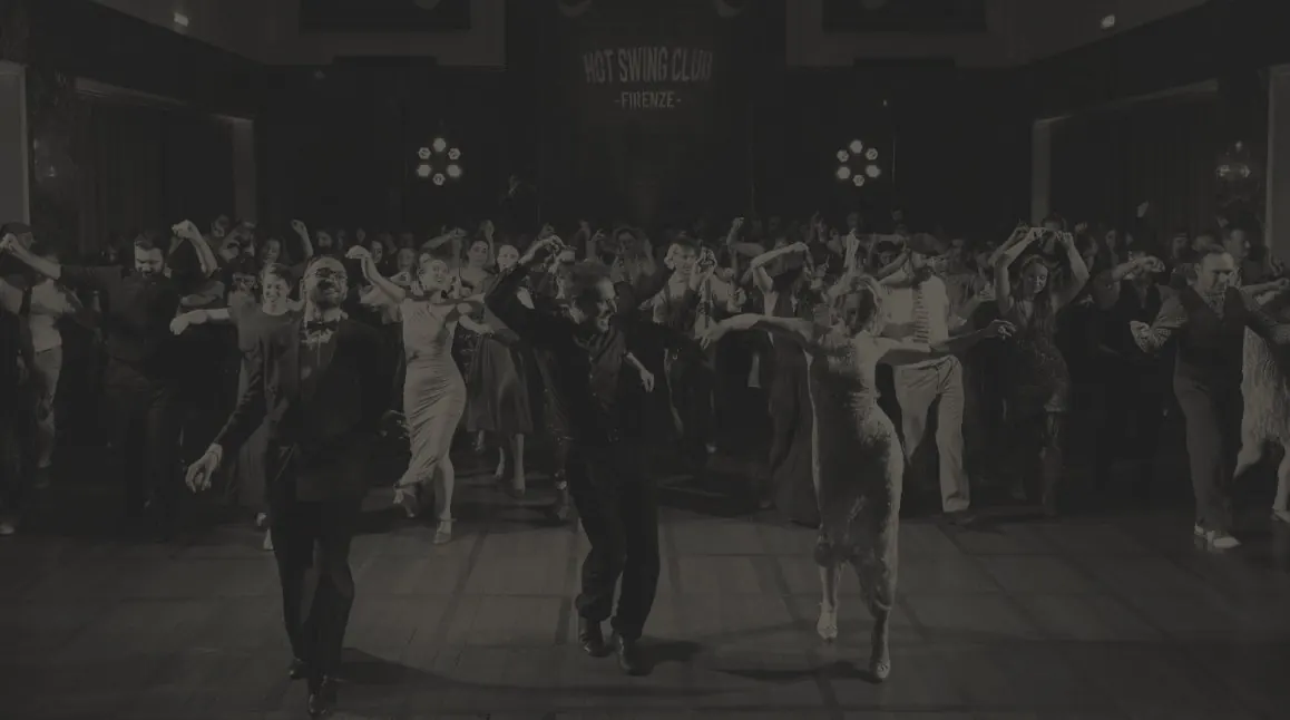 La sala della Palazzina Reale piena di ballerini, con lo striscione dell'Hot Swing Club